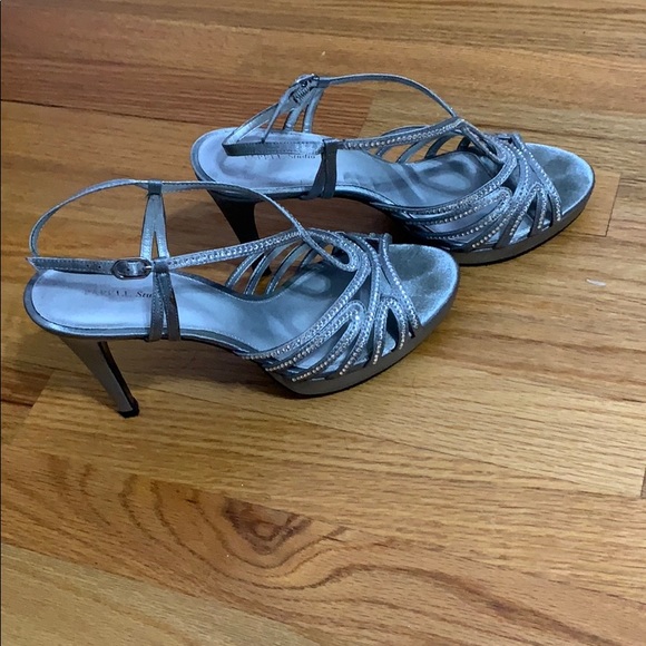 Silver heels - Picture 1 of 1